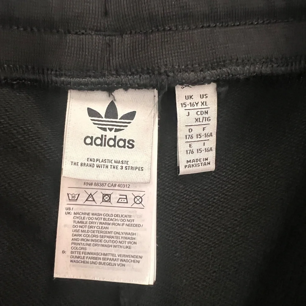 Adidas kids Adicolor Fleece 3 Stripe Shorts - Picture 7 of 7